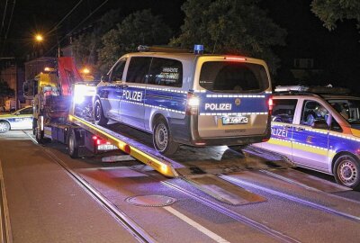 Verfolgungsjagd mit mehreren beschädigten Autos - Bei einer Verfolgungsjagd am Abend wurden mehrere PKWs, darunter auch Polizeiwagen beschädigt, Foto: Roland Halkasch