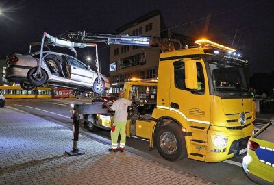 Verfolgungsjagd ohne Führerschein nimmt tragisches Ende - In der Nacht zum Mittwoch ereignete sich in Dresden auf der Löbtauer Straße ein Verkehrsunfall. Foto: Roland Halkasch