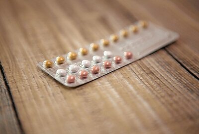 Verhütungstrend: Kondome überholen die Pille bei der Beliebtheit - Die Pille als Verhütungsmittel verliert an Beliebtheit: Wachsende Skepsis gegenüber hormonellen Methoden. Symbolbild. Foto: Pixabay/ GabiSanda
