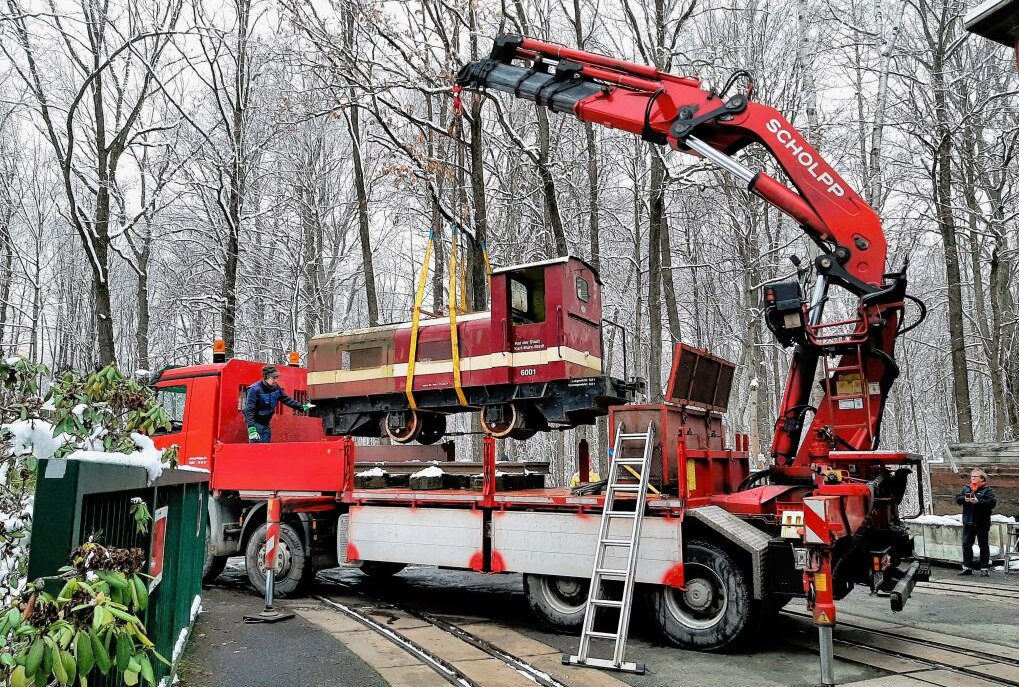 Verjüngungskur für alte Lok - Die Diesellok wird verladen und ins FTC gebracht. Foto: Ilka Ruck