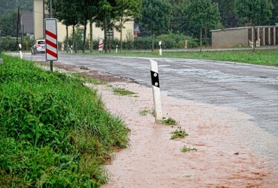 Verkehrsbehinderungen durch starke Unwetter rund um Chemnitz - Starke Unwetter sorgen im Chemnitz für Überschwemmungen. Foto: Harry Härtel