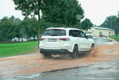 Verkehrsbehinderungen durch starke Unwetter rund um Chemnitz - In Klaffenbach, nahe Wasserschloss, steht viel Wasser auf der Straße und behindert den Verkehr. Foto: Harry Härtel