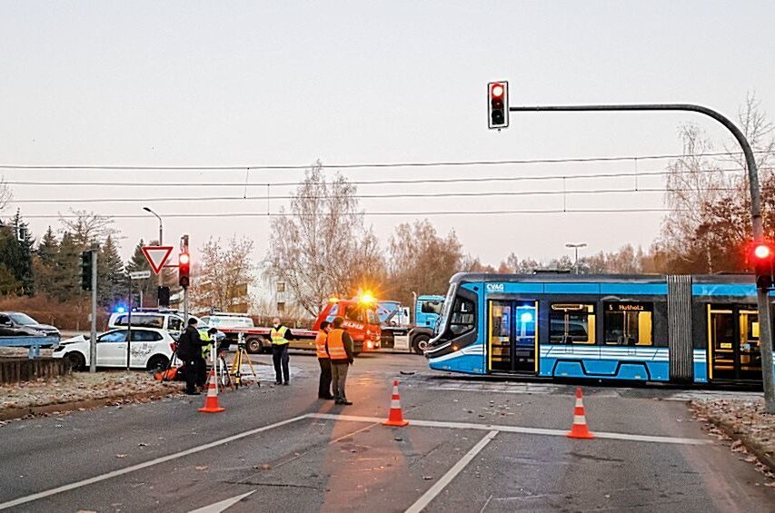 Verkehrsbehinderungen nach Crash zwischen PKW und Straßenbahn - Verkehrsunfall mit Straßenbahn. Foto: Harry Härtel