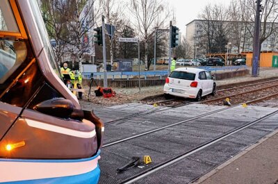 Verkehrsbehinderungen nach Crash zwischen PKW und Straßenbahn - Auto liegt auf Gleisen. Foto: Harry Härtel