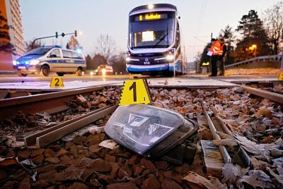 Verkehrsbehinderungen nach Crash zwischen PKW und Straßenbahn - Beweismittel vom Auto. Foto: Harry Härtel