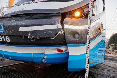 Verkehrsbehinderungen nach Crash zwischen PKW und Straßenbahn - Schaden an der Straßenbahn. Foto: Harry Härtel