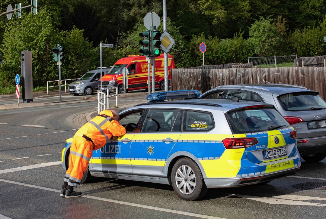 Verkehrschaos: Ölspur verwandelt Teile von Plauen in eine Rutschpartie - Wegen Ölverschmutzung blieb zeitweise heute Vormittag die Chamisostrasse in Plauen durch die Polizei gesperrt. Foto: Igor Pastierovic