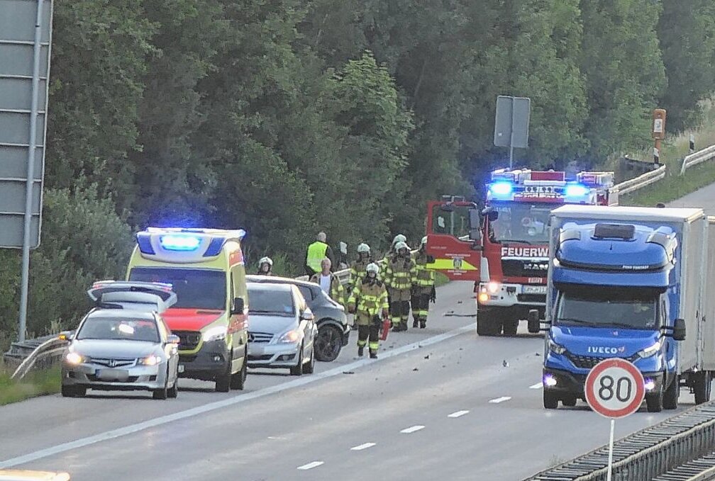 Verkehrscrash auf der A14 - Zwei Verletzte - Auffahrunfall auf der A14 in Richtung Leipzig: Zwei Personen wurden verletzt. Foto: Sören Müller
