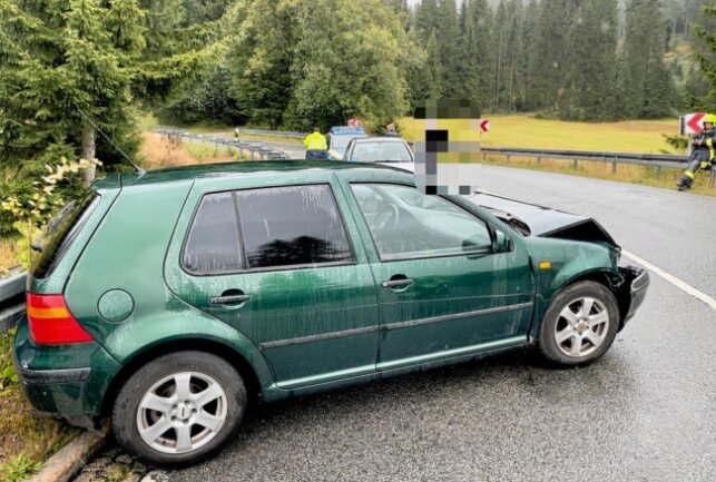 Verkehrscrash auf der S272: Eine Person verletzt - Verkehrscrash in Oberwildenthal: Eine Person wurde verletzt. Foto: Daniel Unger