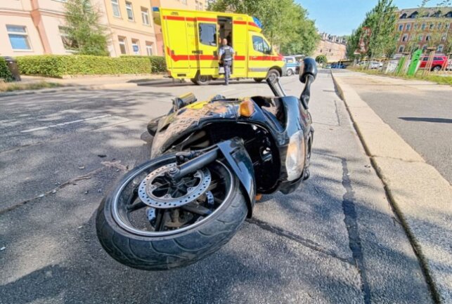 Schwerer Unfall zwischen PKW und Motorrad in der Beyerstraße. Der Motorradfahrer wurde schwer verletzt. Foto: haertelpress