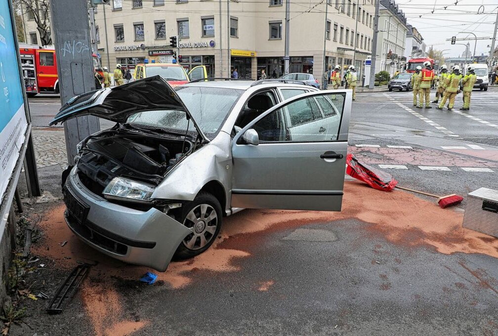 Schwerer Unfall in Dresden: Zwei Personen wurden schwer verletzt. Foto: Roland Halkasch