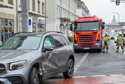 Verkehrscrash: Zwei Personen schwerst verletzt - Schwerer Unfall in Dresden: Zwei Personen wurden schwer verletzt. Foto: Roland Halkasch