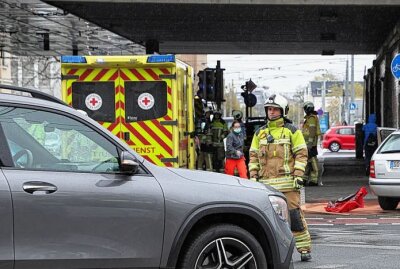 Verkehrscrash: Zwei Personen schwerst verletzt - Schwerer Unfall in Dresden: Zwei Personen wurden schwer verletzt. Foto: Roland Halkasch