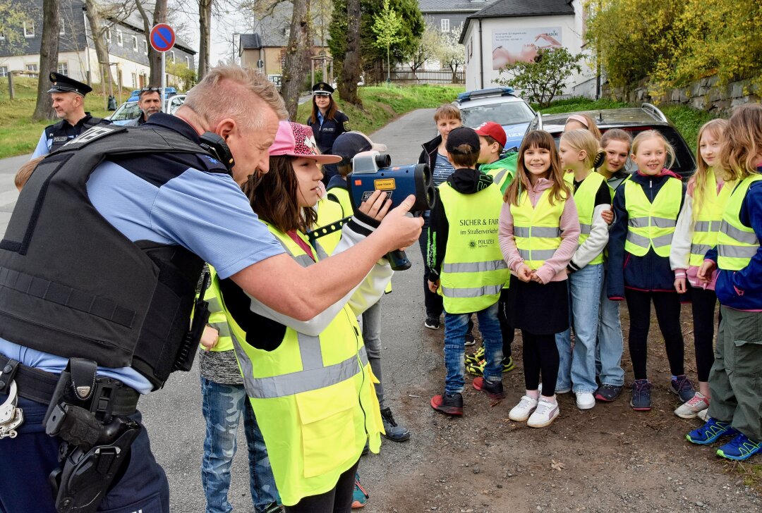 Verkehrserziehung hautnah: Aktion "Blitz for Kids" gestartet - Die Auftaktveranstaltung von "Blitz for Kids" fand am Montag in Röhrsdorf statt. Fotos: Steffi Hofmann