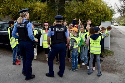 Verkehrserziehung hautnah: Aktion "Blitz for Kids" gestartet - Die Auftaktveranstaltung von "Blitz for Kids" fand am Montag in Röhrsdorf statt. Fotos: Steffi Hofmann 