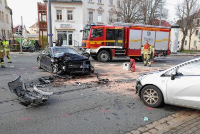 Verkehrsunfall an Kreuzung: Zwei Personen schwer verletzt - Bei dem Unfall wurden zwei Personen schwer verletzt und es entstand ein Totalschaden an beiden Autos. Foto: Roland Halkasch