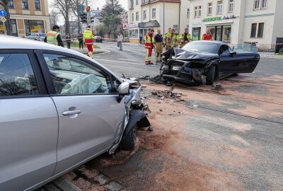Verkehrsunfall an Kreuzung: Zwei Personen schwer verletzt - Bei dem Unfall wurden zwei Personen schwer verletzt und es entstand ein Totalschaden an beiden Autos. Foto: Roland Halkasch