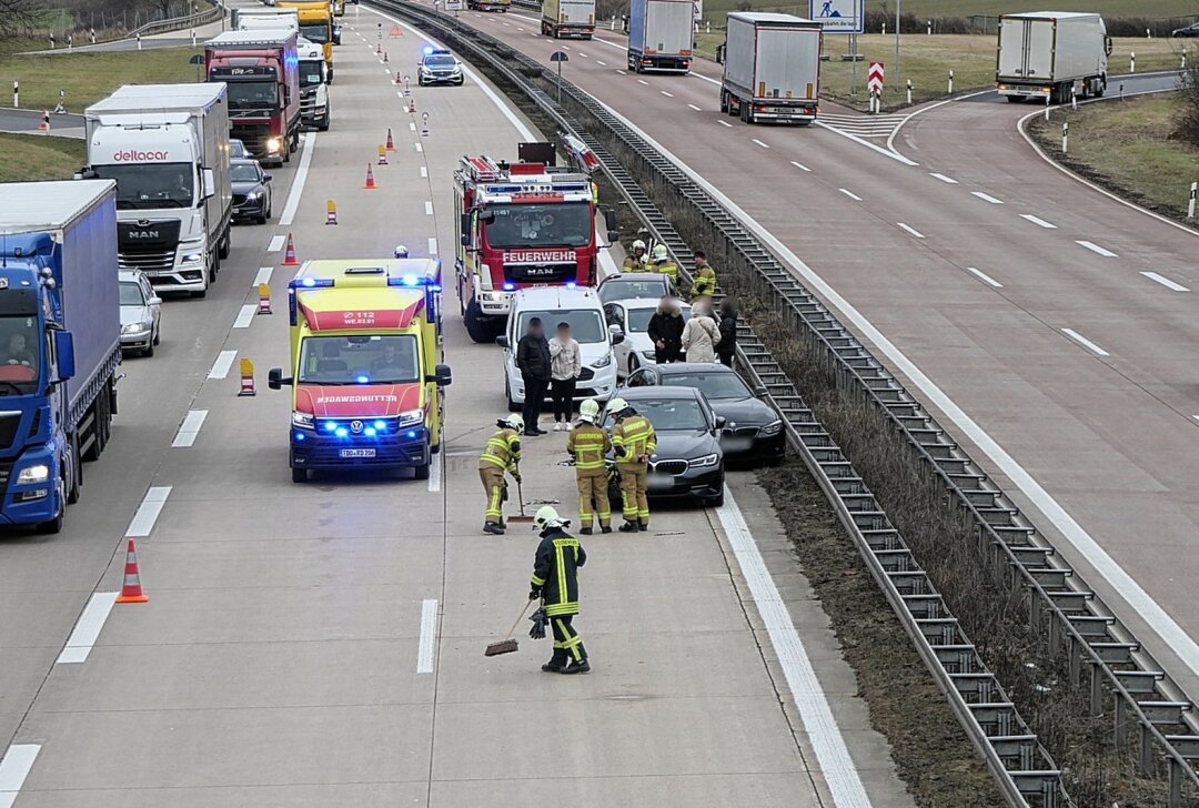 Verkehrsunfall auf A14: Sechs Fahrzeuge beteiligt - Verkehrschaos auf der Autobahn: Sechs Autos in Unfall verwickelt. Foto: Sören Müller