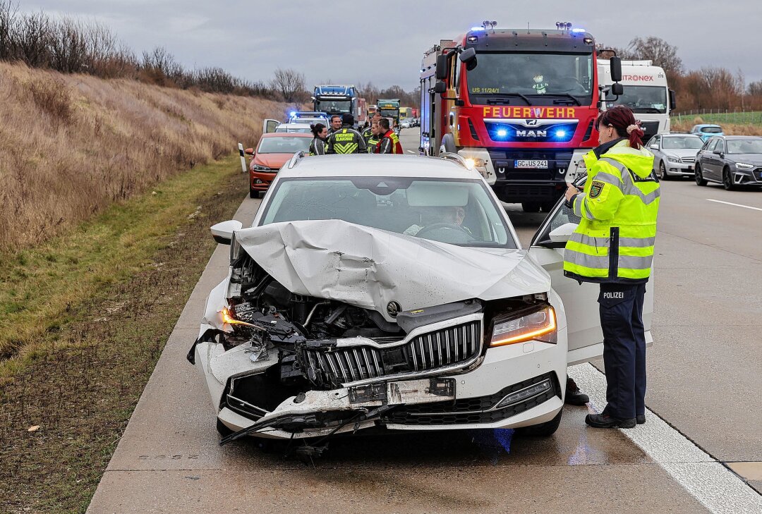 Verkehrsunfall auf A4: Kollision zwischen zwei PKWs sorgt für Rettungseinsatz - Am Dienstag kam es auf der A4 zu einer Kollision zwischen zwei Autos, welcher zu einem langen Rückstau geführt hat. Foto: Andreas Kretschel