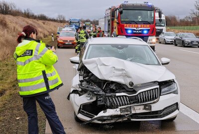 Verkehrsunfall auf A4: Kollision zwischen zwei PKWs sorgt für Rettungseinsatz - Am Dienstag kam es auf der A4 zu einer Kollision zwischen zwei Autos, welcher zu einem langen Rückstau geführt hat. Foto: Andreas Kretschel