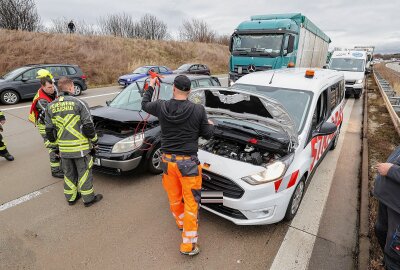 Verkehrsunfall auf A4: Kollision zwischen zwei PKWs sorgt für Rettungseinsatz - Ein Auto musste Starthilfe bekommen. Foto: Andreas Kretschel
