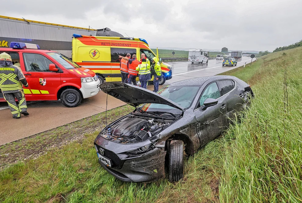 Verkehrsunfall auf A4: PKW gerät ins Schleudern - Feuerwehr sichert Unfallstelle auf A4: Ursache noch unklar. Foto: Andreas Kretschel