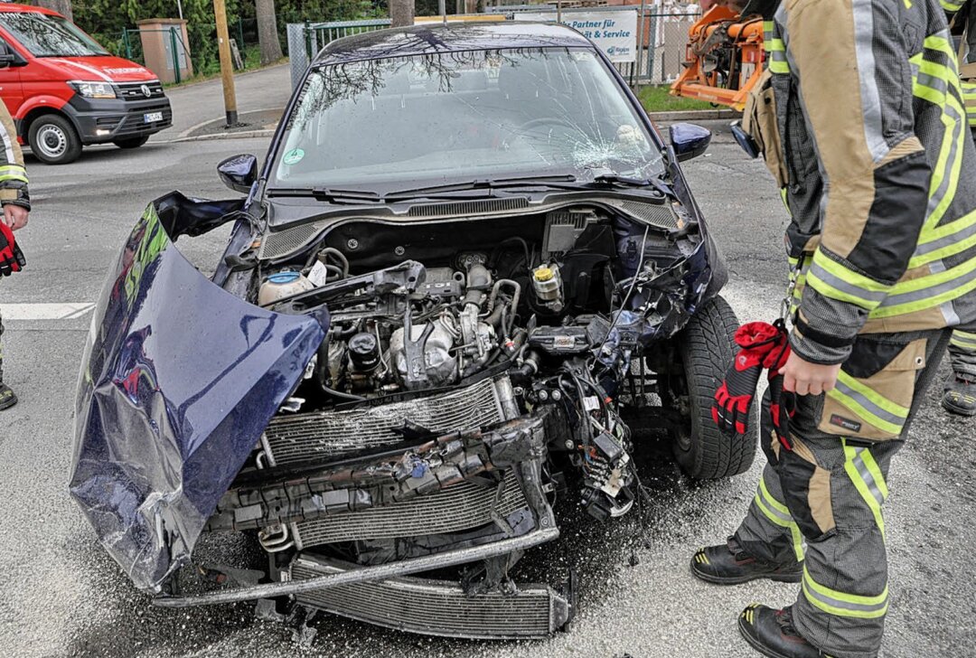 Verkehrsunfall auf B173: Fahrerin missachtet Vorfahrt und kollidiert mit LKW - Fahrerin missachtet Vorfahrt und kollidiert mit LKW. Foto: Andreas Kretschel