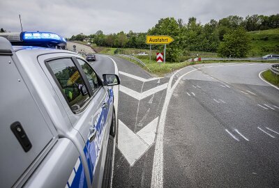 Verkehrsunfall auf Bundesstraße in Sachsen: Toyota fliegt durch die Luft - Außergewöhnlicher Verkehrsunfall auf der B172a in Pirna. Foto: Marko Förster