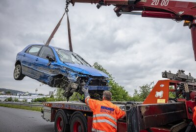 Verkehrsunfall auf Bundesstraße in Sachsen: Toyota fliegt durch die Luft -  Im Einsatz waren mehrere Rettungswagen vom DRK Pirna sowie der organisatorische Leiter Rettungsdienst und ein Notarzt. Die Unfallfahrzeuge wurden abgeschleppt. Foto: Marko Förster
