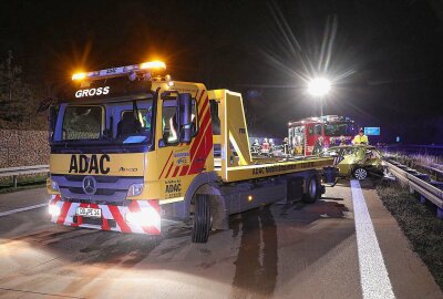 Verkehrsunfall auf der A17: Feuerwehr befreit eingeklemmte Insassin - Schwerer Crash bei Dresden - Eine Insassin musste aus einem PKW befreit werden. Foto: Roland Halkasch