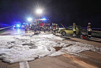 Verkehrsunfall auf der A17: Feuerwehr befreit eingeklemmte Insassin - Schwerer Crash bei Dresden - Eine Insassin musste aus einem PKW befreit werden. Foto: Roland Halkasch