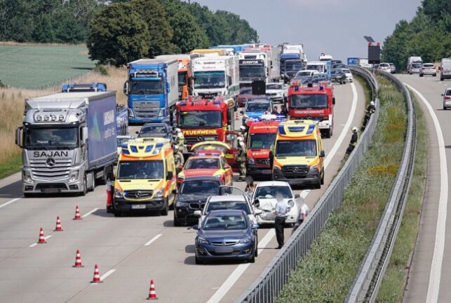 Am Dienstagmittag ereignete sich auf der A4 ein Verkehrsunfall mit drei Verletzten. Foto: Roland Halkasch