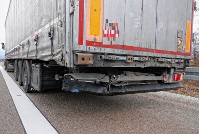 Verkehrsunfall auf der A4:  Volvo prallt auf Sattelzug - Am Samstagmittag hat sich auf der A4 ein Verkehrsunfall ereignet, bei dem ein Auto auf einem Sattelzug prallte. Foto: Roland Halkasch