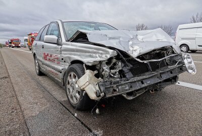 Verkehrsunfall auf der A4:  Volvo prallt auf Sattelzug - Am Samstagmittag hat sich auf der A4 ein Verkehrsunfall ereignet, bei dem ein Auto auf einem Sattelzug prallte. Foto: Roland Halkasch