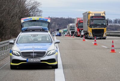 Verkehrsunfall auf der A4:  Volvo prallt auf Sattelzug - Es bildete sich ein langer Rückstau. Foto: Roland Halkasch