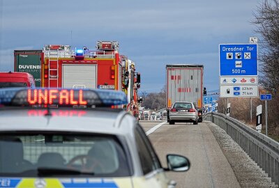 Verkehrsunfall auf der A4:  Volvo prallt auf Sattelzug - Es bildete sich ein langer Rückstau. Foto: Roland Halkasch