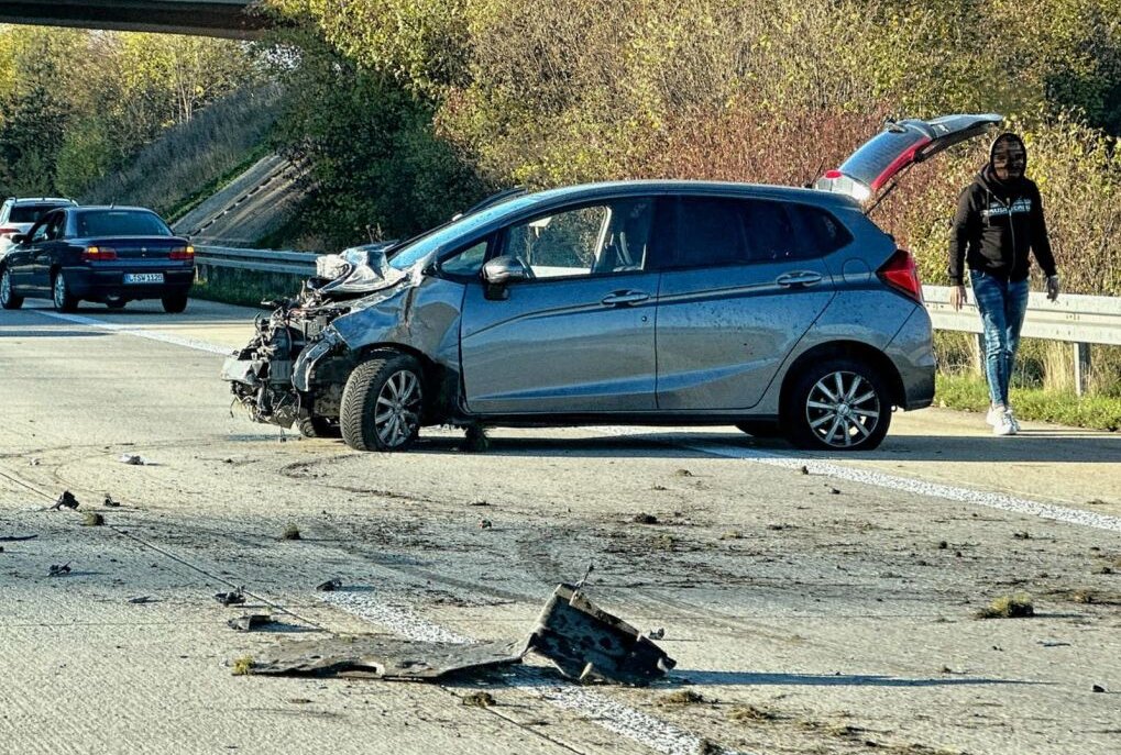 Verkehrsunfall auf der A72: PKW prallt gegen Leitplanke - Verkehrsunfall auf der A72 in Fahrrichtung Hof. Foto: B&S