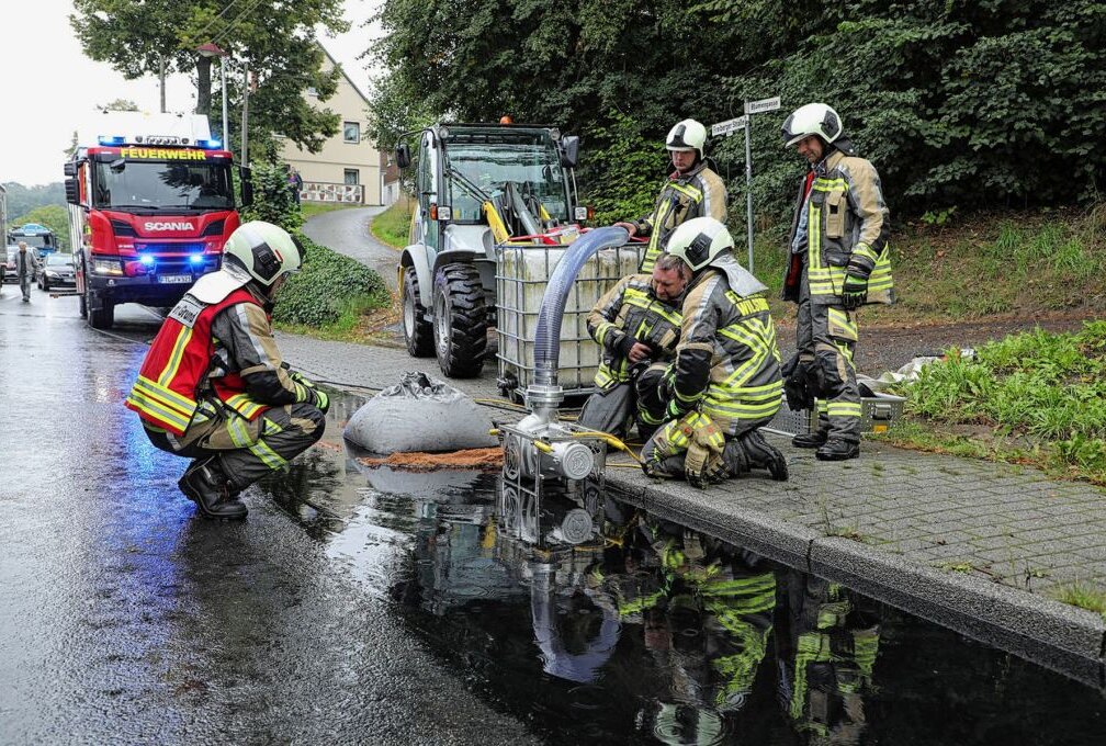 In Wilsdruff wurde ein Verkehrsunfall durch eine Ölspur ausgelöst. Der Verursacher ist noch nicht bekannt. Die Feuerwehr bemühte sich das Öl zu ebtfernen. Foto: Roland Halkasch