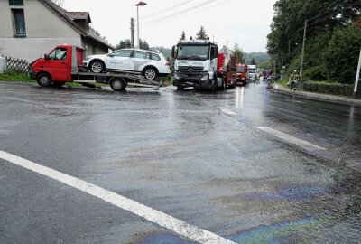 Verkehrsunfall auf der B173 durch Ölspur: Verursacher unbekannt - In Wilsdruff wurde ein Verkehrsunfall durch eine Ölspur ausgelöst. Der Verursacher ist noch nicht bekannt. Die Feuerwehr bemühte sich das Öl zu ebtfernen. Foto: Roland Halkasch