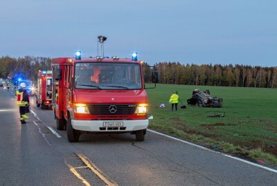 Verkehrsunfall auf der B173: PKW überschlägt sich - Zu einem schweren Verkehrsunfall kam es am Freitagnachmittag gegen 15.25 Uhr auf der B173 zischen Memmendorf und Oberschöna, Kreis Mittelsachsen. Foto: Marcel Schlenkrich
