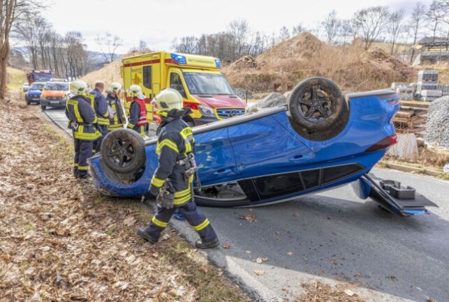 Verkehrsunfall auf der K7122: Fahrer im Krankenhaus - Verkehrsunfall auf der K7122. Foto: Bernd März
