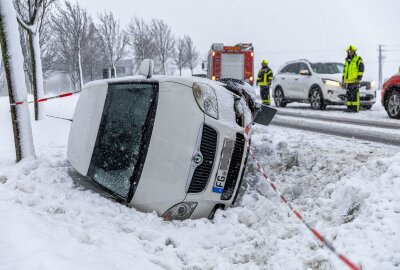 Verkehrsunfall auf der S196: Fahrzeug landet im Graben - Zu einen Verkehrsunfall kam es am Samstagnachmittag auf der S196 zwischen Freiberg und Halsbrücke. Foto: Marcel Schlenkrich