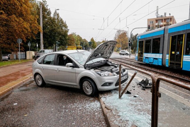 Verkehrsunfall auf der Stollberger Straße: Fahrer kam von Fahrbahn ab - Verkehrsunfall auf der Stollberger Straße. Foto: Harry Härtel