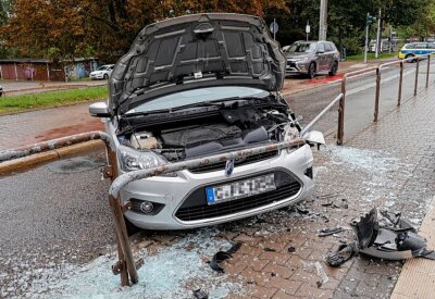 Verkehrsunfall auf der Stollberger Straße: Fahrer kam von Fahrbahn ab - Verkehrsunfall auf der Stollberger Straße. Foto: Harry Härtel