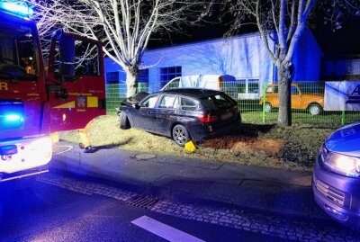 Verkehrsunfall Grimma: Auto prallt gegen Baum - Foto: Sören Müller