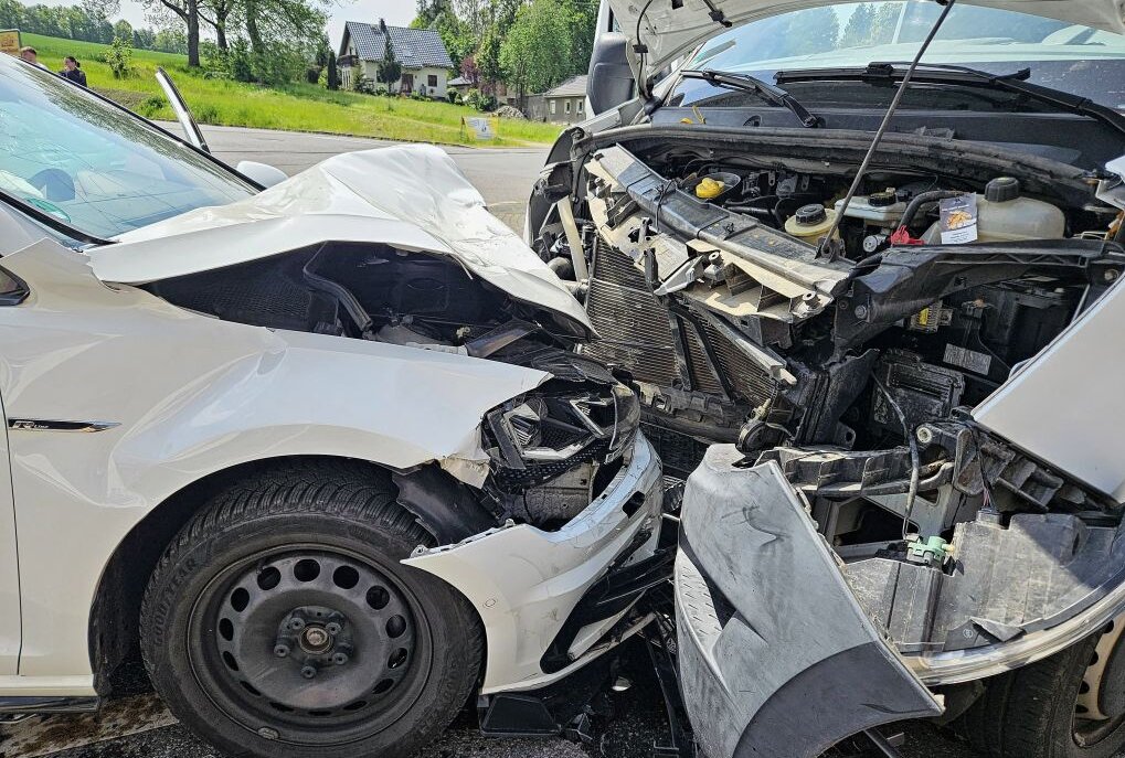 Verkehrsunfall im Erzgebirge: VW und Transporter kollidierten - In Oelsnitz kollidierten zwei Fahrzeuge. Foto: André März