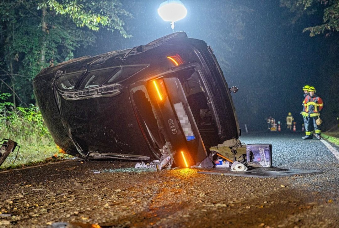 Verkehrsunfall im Vogtland: Alkoholisierter Fahrer überschlägt sich in seinem Audi - Autofahrer verliert Kontrolle in Kurve und überschlägt sich. Foto: David Rötzschke
