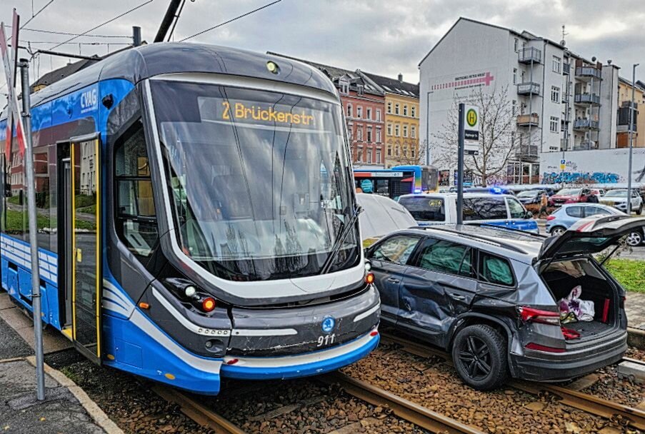 Verkehrsunfall in Chemnitz: Straßenbahn kollidiert mit PKW - Schwerer Zusammenstoß: Straßenbahn prallt seitlich in PKW. Foto: Harry Härtel
