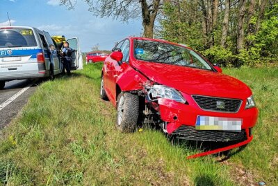 Verkehrsunfall in Chemnitz: Wagen landet im Graben - Der Wagen kommt von der Fahrbahn ab. Foto: Harry Härtel