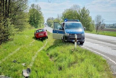Verkehrsunfall in Chemnitz: Wagen landet im Graben - Der Wagen kommt von der Fahrbahn ab. Foto: Harry Härtel